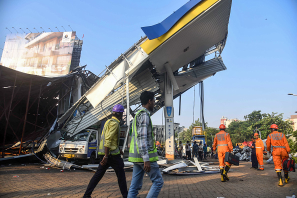Inde : 14 morts et 75 blessés après la chute d'un immense panneau publicitaire