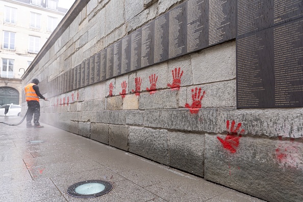 Paris : des mains rouges taguées sur le mur des Justes du Mémorial de la Shoah