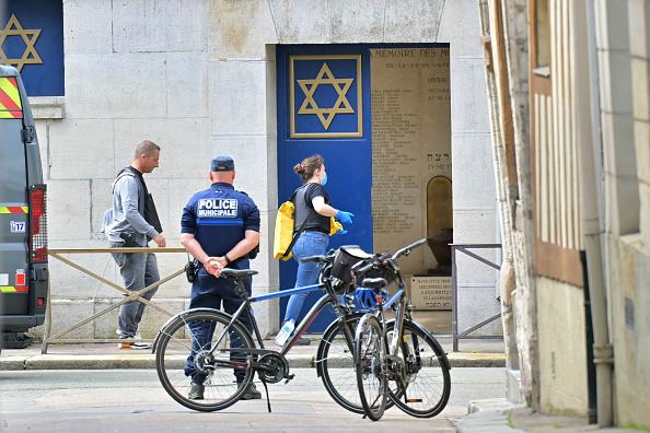 Attaque à la synagogue de Rouen : l'homme abattu par la police faisait l'objet d'une OQTF "non exécutable"