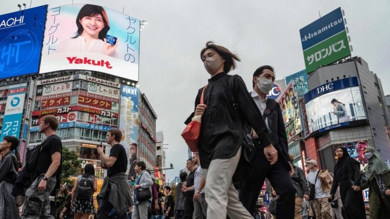Des gens traversent une rue sur le carrefour de Shibuya, dans le centre de Tokyo, le 6 novembre 2023. (Richard A. Brooks /AFP via Getty Images)