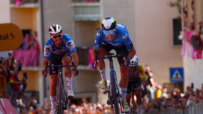 Julian Alaphilippe a cru mettre fin à une disette de près d'un an dans la spectaculaire 6e étape du Tour d'Italie disputée jeudi, mais Pelayo Sanchez l'a privé in extremis de la délivrance. (Photo : LUCA BETTINI/AFP via Getty Images)