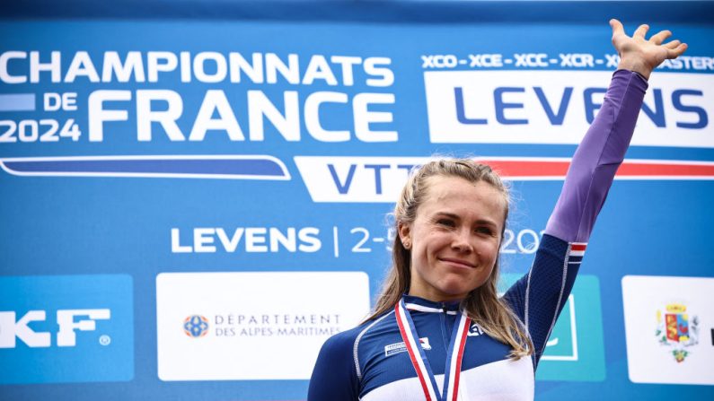 Loana Lecomte et Jordan Sarrou ont fait le plein de confiance en vue des JO-2024 de Paris en survolant les Championnats de France de VTT cross-country dimanche sur un terrain très boueux à Levens. (Photo : ANNE-CHRISTINE POUJOULAT/AFP via Getty Images)