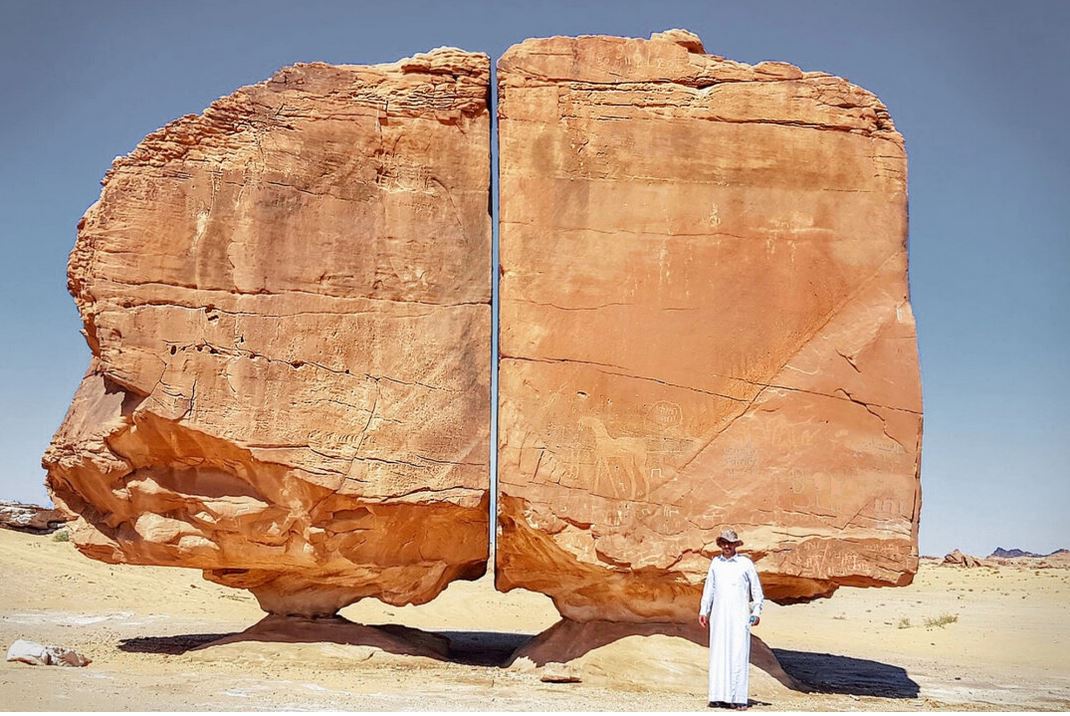 Un rocher géant découpé au laser dans le désert saoudien laisse les scientifiques perplexes - certains disent qu'il s'agit d'extraterrestres
