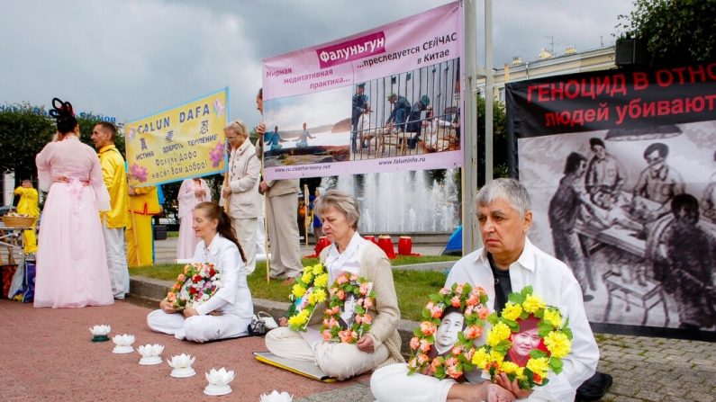 Des pratiquants du Falun Gong se rassemblent sur la place devant la gare Finlyandsky à Saint-Pétersbourg, en Russie, le 20 juillet 2013, pour commémorer les pratiquants qui ont été persécutés à mort en Chine. (Irina Oshirova/Epoch Times)