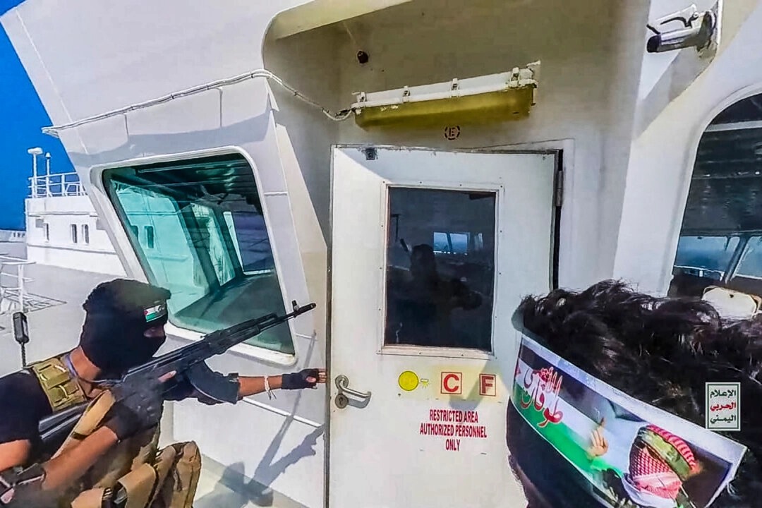 Les Houthis revendiquent le tir d'un missile en mer Rouge ayant endommagé un navire