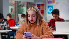 L’interdiction des téléphones portables à l’école n’aurait des résultats positifs que chez les filles, selon une étude norvégienne