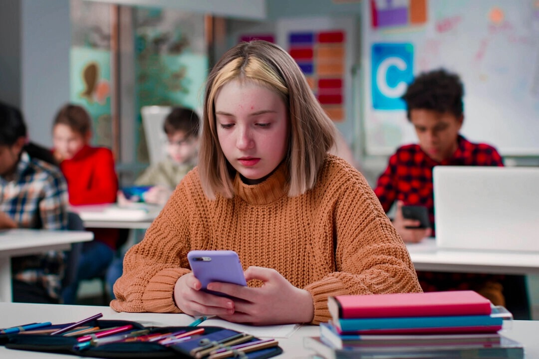 L'interdiction des téléphones portables à l'école n'aurait des résultats positifs que chez les filles, selon une étude norvégienne