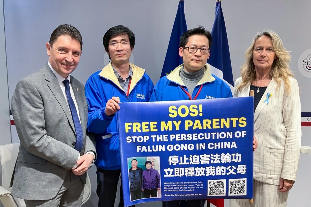 Des militants dénoncent les persécutions en Chine à l'occasion de la visite du dirigeant du PCC en Europe