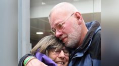 Un homme et sa sœur se retrouvent après 45 ans de séparation