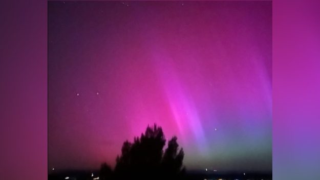 Des aurores boréales observées dans toute la France : les images d’une nuit magique aux teintes de rose et de mauve