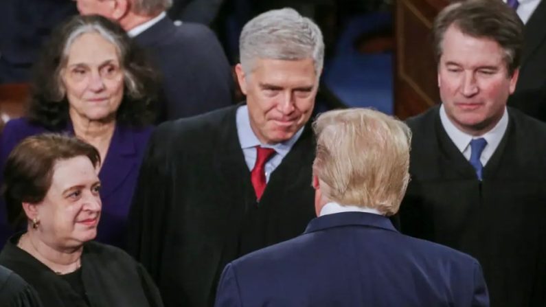 Le président Donald Trump salue le juge de la Cour suprême Neil Gorsuch avant le discours sur l'état de l'Union à Washington le 4 février 2020. (Mario Tama/Getty Images)
