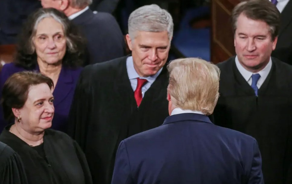 Le juge Gorsuch de la Cour suprême formule une mise en garde durant l'audition de Trump