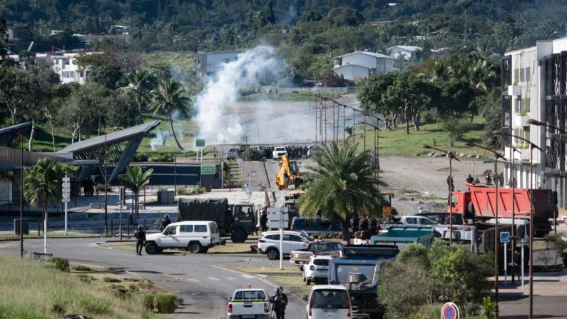 Des gendarmes français participent à une opération visant à lever un barrage routier lors d'affrontements avec des manifestants indépendantistes sur l'avenue Paul-Emile Victor à Dumbea, sur le territoire français du Pacifique de la Nouvelle-Calédonie, le 24 juin 2024. (Crédit photo DELPHINE MAYEUR/AFP via Getty Images)
