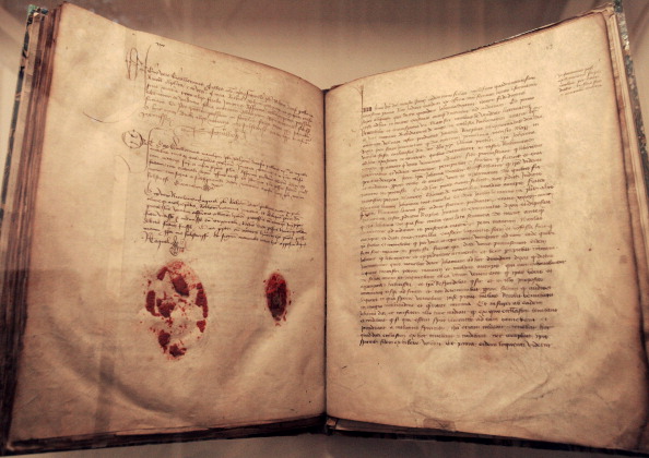 Cette photo prise le 15 septembre 2005 au Palais Bourbon à Paris, montrant les minutes du procès de Jeanne d'Arc (1431). Illustration. (JACK GUEZ/AFP via Getty Images)