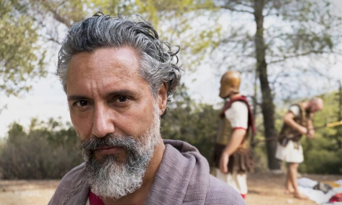 Une image tirée du documentaire d'Epoch TV « Socrates Secrets » dans lequel Gabriel Georgiou joue le rôle de l'un des principaux disciples de Socrate. (crédit photo  Stavros Koutsogiannakis)