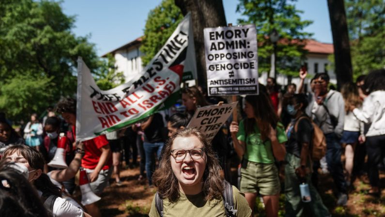 Des étudiants chantent lors d'une manifestation propalestinienne contre la guerre à Gaza à l'Université Emory, le 25 avril 2024, à Atlanta, en Géorgie. Les campus universitaires américains se sont préparés à de nouvelles manifestations d'étudiants propalestiniens, prolongeant une semaine de confrontations de plus en plus vives avec la police, d'arrestations massives et d'accusations d'antisémitisme. (ELIJAH NOUVELAGE/AFP via Getty Images)