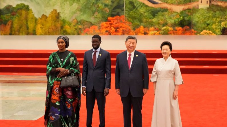 La Première dame du Sénégal, Marie Khone Faye, le président du Sénégal, Bassirou Diomaye Faye, le leader chinois Xi Jinping et son épouse Peng Liyuan posent pour une photo avant le dîner de réception du Sommet 2024 du Forum sur la coopération sino-africaine (FOCAC) qui s'est tenu au Grand Hall du Peuple, le 4 septembre 2024 à Beijing, en Chine. (Ken Ishii - Pool/Getty Images)