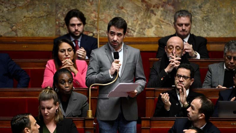 Le 19 décembre 2023, Andy Kerbrat, député LFI, a prend la parole lors d’une séance de questions au Gouvernement à l’Assemblée nationale, à Paris. (JULIEN DE ROSA/AFP via Getty Images)