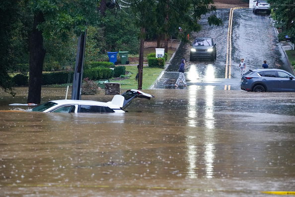 Les rues sont inondées après que l'ouragan Helene a apporté de fortes pluies pendant la nuit du 27 septembre 2024 à Atlanta, en Géorgie. (Megan Varner/Getty Images)