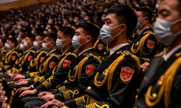 Des membres de la fanfare de l'Armée populaire de libération sont assis lors de la cérémonie d'ouverture du 20e Congrès national du Parti communiste chinois au Grand Hall du Peuple, le 16 octobre 2022 à Pékin, en Chine.(Kevin Frayer/Getty Images)