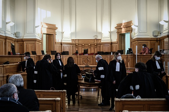 Les avocats se préparent avant le procès du chirurgien français à la retraite Joël Le Scouarnec, accusé de viols et d'abus sexuels, le 30 novembre 2020 au palais de justice de Saintes, dans l'ouest de la France. (Photo PHILIPPE LOPEZ/AFP via Getty Images)