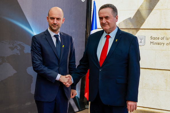 Le ministre israélien des Affaires étrangères Israël Katz (à dr.) salue son homologue français Jean-Noël Barrot avant une réunion à Jérusalem le 7 novembre 2024. (MENAHEM KAHANA/AFP via Getty Images)