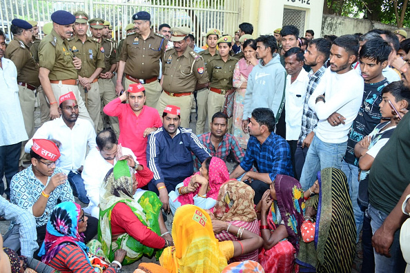 Des personnes en deuil manifestent après la mort de nouveau-nés dans l'incendie d'un hôpital à Jhansi, le 16 novembre 2024. (AFP via Getty Images)