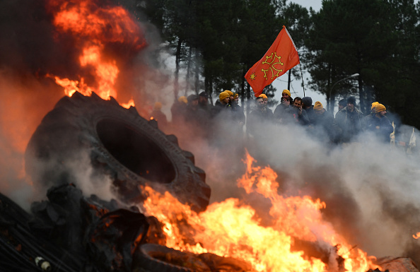 Une manifestation organisée par la Coordination Rurale près de l'entrée de la centrale d'achat des supermarchés Leclerc à Mont de Marsan, le 20 novembre 2024. (Photo GAIZKA IROZ/AFP via Getty Images)