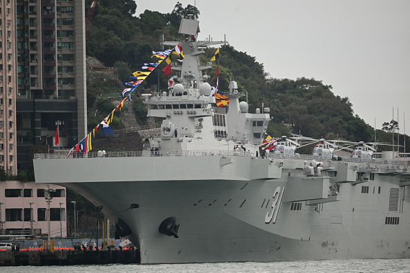 Le navire d'assaut amphibie de type 075 de la formation de l'Armée populaire de libération (APL) de la marine chinoise, Hainan, est vu à quai au China Merchants Wharf à Hong Kong le 21 novembre 2024. (Photo PETER PARKS/AFP via Getty Images)