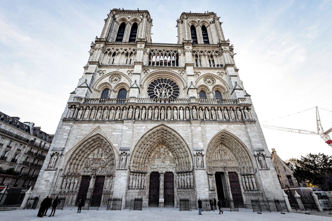 "Vous avez réussi ce qu'on pensait impossible": les artisans de la reconstruction de Notre-Dame vont être décorés par le président