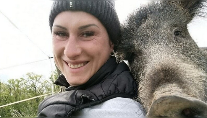 Élodie Cappé et Rillette, le sanglier menacé d'euthanasie. (Capture d’écran pétition change.org)