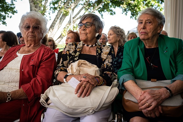 Esther Senot, Ginette Kolinka, Yvette Levy, survivantes de la rafle du Vel d'Hiv et des camps nazis, assistent à une cérémonie commémorant le 76e anniversaire de la rafle du Vel d'Hiv à Paris, le 21 juillet 2019. (Photo LIONEL BONAVENTURE/AFP via Getty Images)