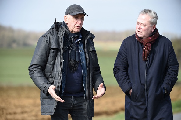 Dany Leprince (à g.) discute avec son avocat Olivier Morice le long du chemin de la Groie devant la maison de son frère Christian assassiné en 1994, à Thorigne-sur-Due, le 4 mars 2023. (JEAN-FRANCOIS MONIER/AFP via Getty Images)