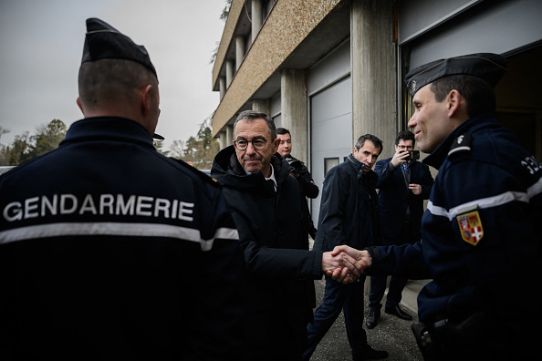 Le ministre de l'Intérieur Bruno Retailleau serre la main de gendarmes lors d'une visite au Groupement de Gendarmerie de la Drome à Bourg-les-Valence, le 21 février 2025.   (Crédit photo JEFF PACHOUD/AFP via Getty Images)
