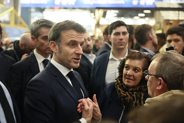 Emmanuel Macron s'adresse aux participants lors de la journée d'ouverture et de l'inauguration du 61e Salon international de l'agriculture, le 22 février 2025. (THOMAS PADILLA/POOL/AFP via Getty Images)