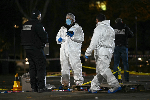 La police scientifique travaille sur le site d'une attaque au couteau où Brahim A., un Algérien sous OQTF, est soupçonné d'avoir tué une personne et grièvement blessé deux policiers à Mulhouse, le 22 février 2025. (Photo SEBASTIEN BOZON/AFP via Getty Images)