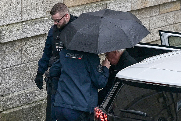 Le chirurgien à la retraite Joël Le Scouarnec (à dr.) arrive à son procès pour agression ou viol de 299 patients au tribunal correctionnel de Vannes, le 25 février 2025. (DAMIEN MEYER/AFP via Getty Images)