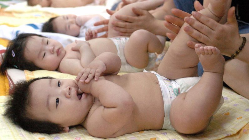 Des mères sud-coréennes massent leurs bébés lors d'un programme de formation dans un centre de santé publique à Séoul. (Kim Jae-Hwan/AFP/Getty Images)