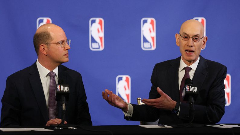 La NBA voudrait une ligue professionnelle en Europe comprenant 16 franchises, dont 12 permanentes, avec la Fédération internationale de basket (Fiba) comme partenaire, a annoncé jeudi Adam Silver. (Photo : TIMOTHY A. CLARY/AFP via Getty Images)