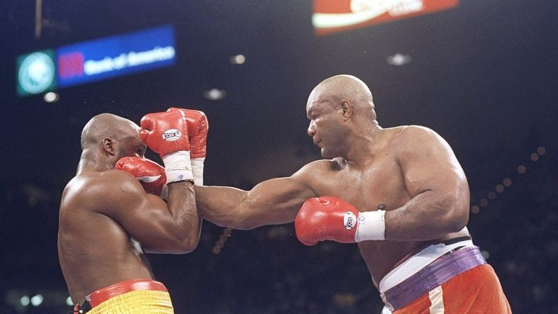 Le boxeur américain George Foreman, légende des poids lourds, est mort à 76 ans, a annoncé sa famille vendredi. (Holly Stein  /Allsport)