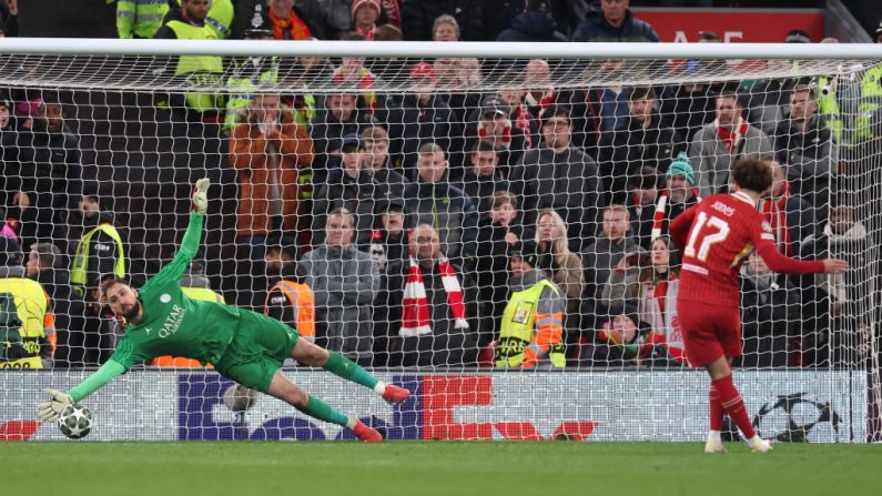Le Paris Saint-Germain, magistral à Anfield, a fait chuter le géant Liverpool au bout d'un combat gagné au sang froid et aux tirs au but (4-1) pour prolonger son aventure jusqu'en quarts de finale de Ligue des champions. (Photo : Julian Finney/Getty Images)