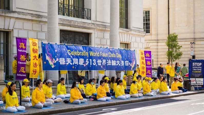 Des pratiquants de Falun Gong (Falun Dafa) célèbrent la Journée mondiale du Falun Dafa (13 mai) dans le centre de Londres, le 10 mai 2021. (Yanning Qi/Epoch Times)