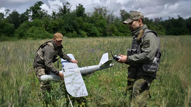 Des militaires ukrainiens de la 45e brigade vérifient un drone de reconnaissance Leleka après son atterrissage sur une position dans la région de Donetsk, le 27 juin 2023. (Photo GENYA SAVILOV/AFP via Getty Images)