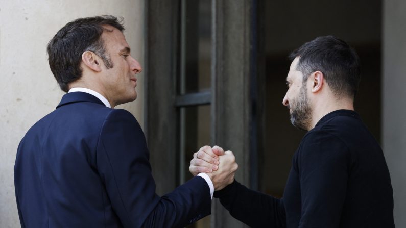 Le président français Emmanuel Macron serre la main du président ukrainien Volodymyr Zelensky à son arrivée au sommet de la "coalition des volontaires" au palais de l'Élysée, à Paris, le 27 mars 2025. (LUDOVIC MARIN/AFP via Getty Images)