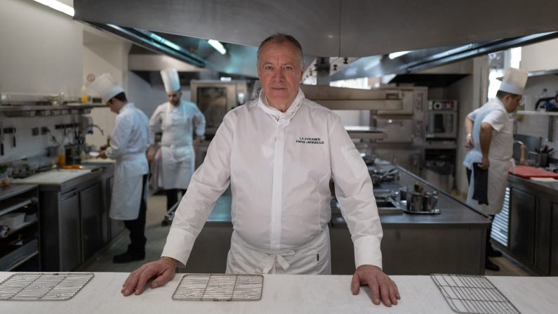 Le chef français Patrick Henriroux pose pour une photo dans la cuisine du restaurant "La Pyramide" à Vienne le 20 mars 2025 (JEFF PACHOUD/AFP via Getty Images). 