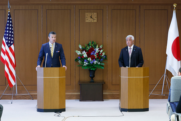  Le secrétaire américain à la Défense Pete Hegseth et le ministre japonais de la Défense Gen Nakatani participent à une conférence de presse conjointe au ministère de la Défense le 30 mars 2025 à Tokyo, Japon. (Kiyoshi Ota/Pool - Getty Images)