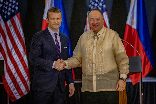 Le secrétaire américain à la Défense Pete Hegseth serre la main du secrétaire philippin à la Défense Gilbert Teodoro lors de sa visite au Camp Aguinaldo le 28 mars 2025 à Quezon city, Metro Manila, Philippines. ( Ezra Acayan/Getty Images)