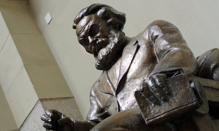 Une statue de Karl Marx dans le bâtiment de l'université de Corvinus à Budapest, le 4 septembre, 2014. (Attila Kisbenedek/AFP/Getty Images)