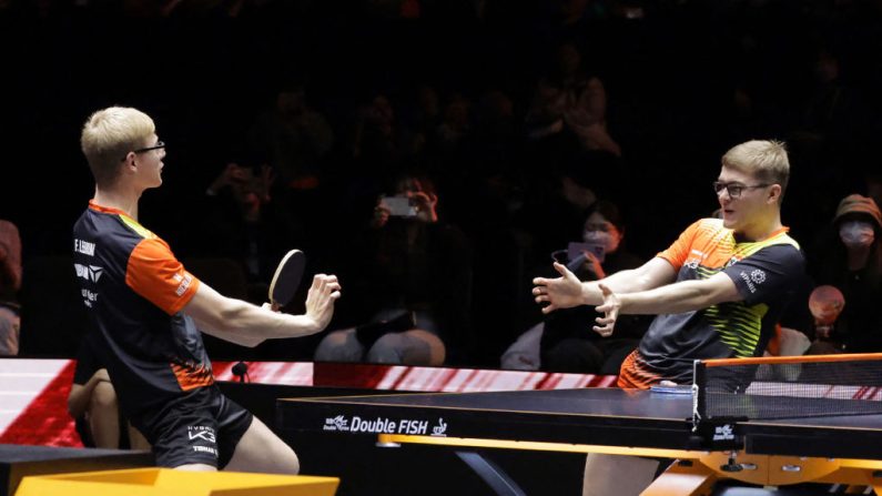 Alexis et Félix Lebrun ont conservé samedi leur titre de champions de France en double en battant en finale la paire formée d'Esteban Dorr et Florian Bourrassaud trois sets à un (11-4, 2-11, 11-8, 12-10). (Photo : STR/JIJI Press/AFP via Getty Images)