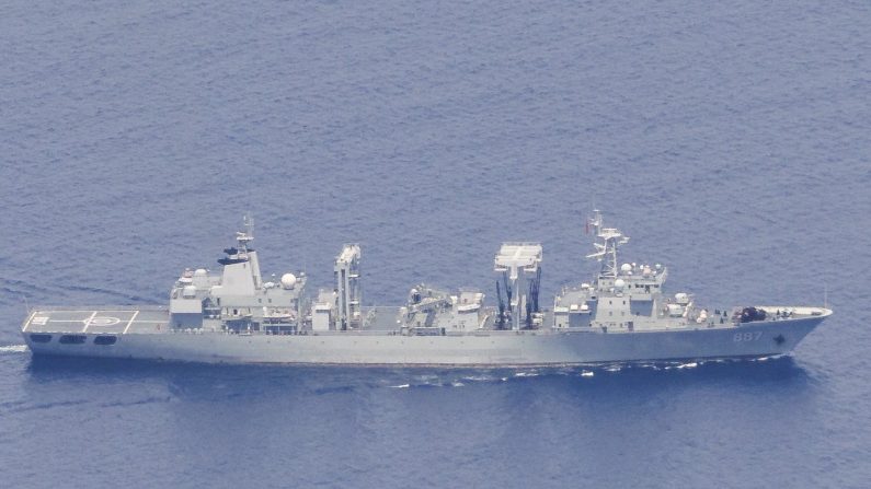 Le Weishanhu, navire de ravitaillement de la marine chinoise de l'Armée populaire de libération, de classe Fuchi, dans la mer des Salomon. (Crédit photo : ministère australien de la Défense)